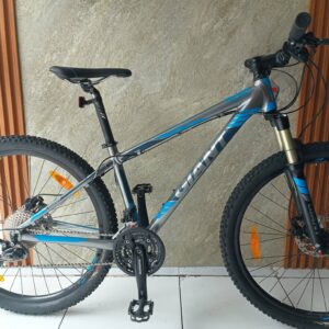 Bicicleta rin 27.5 marca Giant talon 2 con grupo 3x10