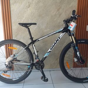 Bicicleta rin 27.5 marca Giant Talon 0 con grupo 2x10