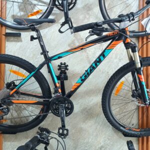 Bicicleta rin 27.5 marca Giant talon 2 con grupo 3x10